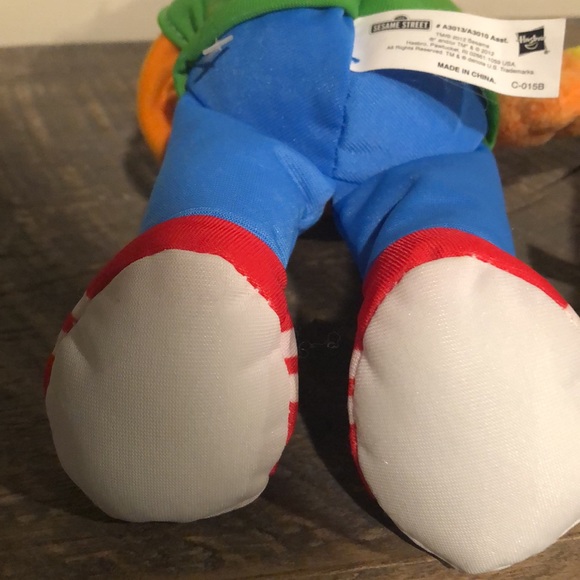 Sesame Street Ernie and Huggable Ernie, Elmo, 2 Kermits, & ornaments Ms Piggy - Picture 15 of 17